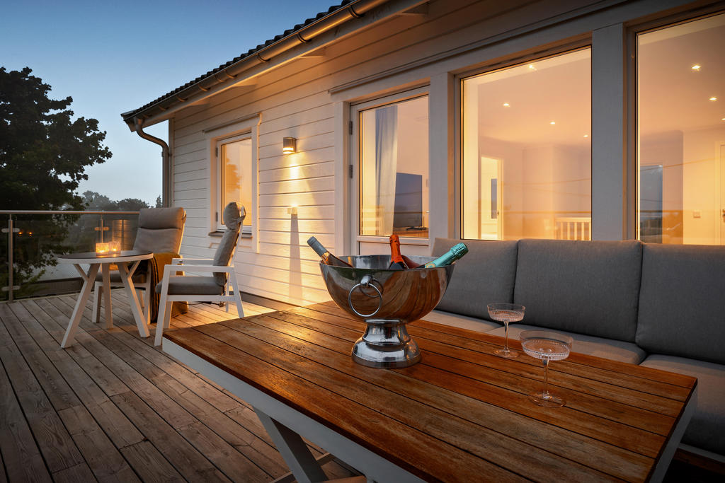 Den stora balkongen kan användas som ett extra rum för vila och umgänge