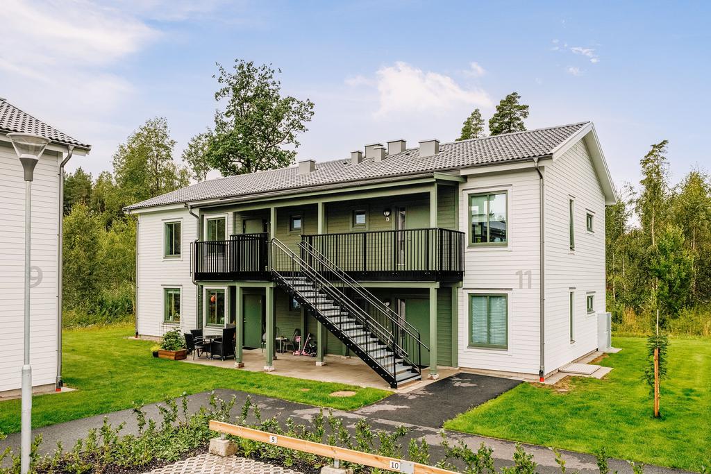 Huset från utsidan, lägenheten ligger uppe till vänster.