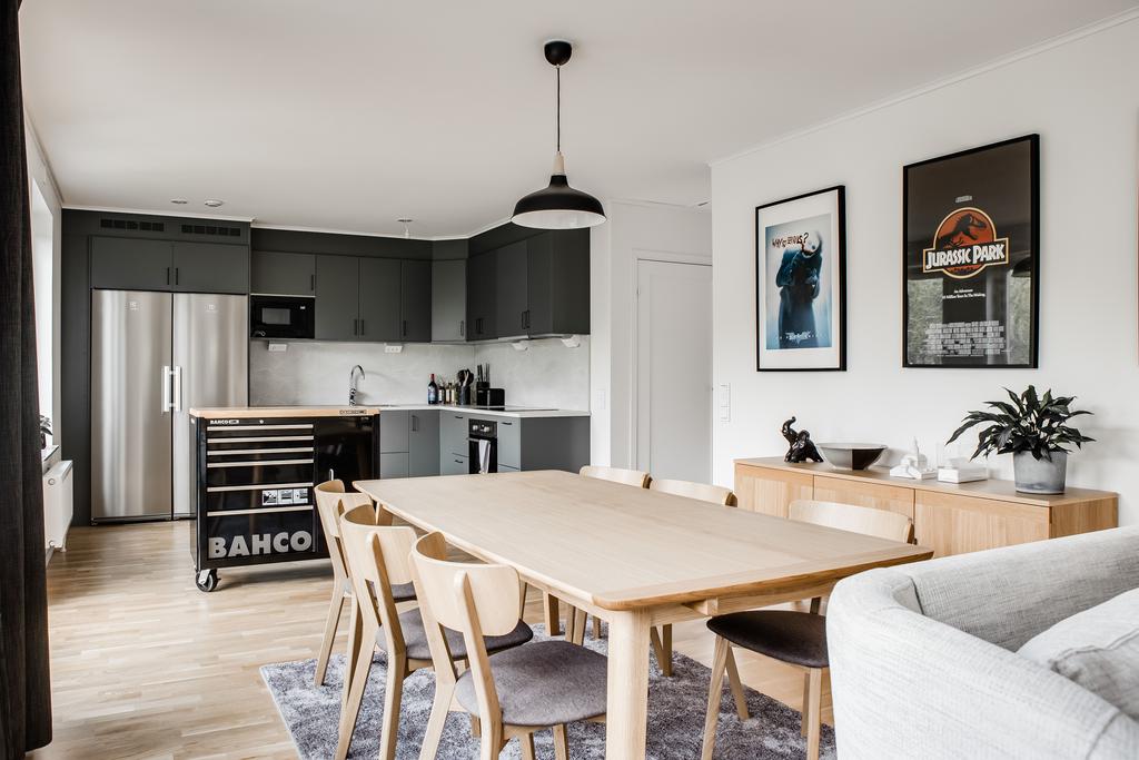 Köket och matplatsen, till vänster ljuset från altandörren