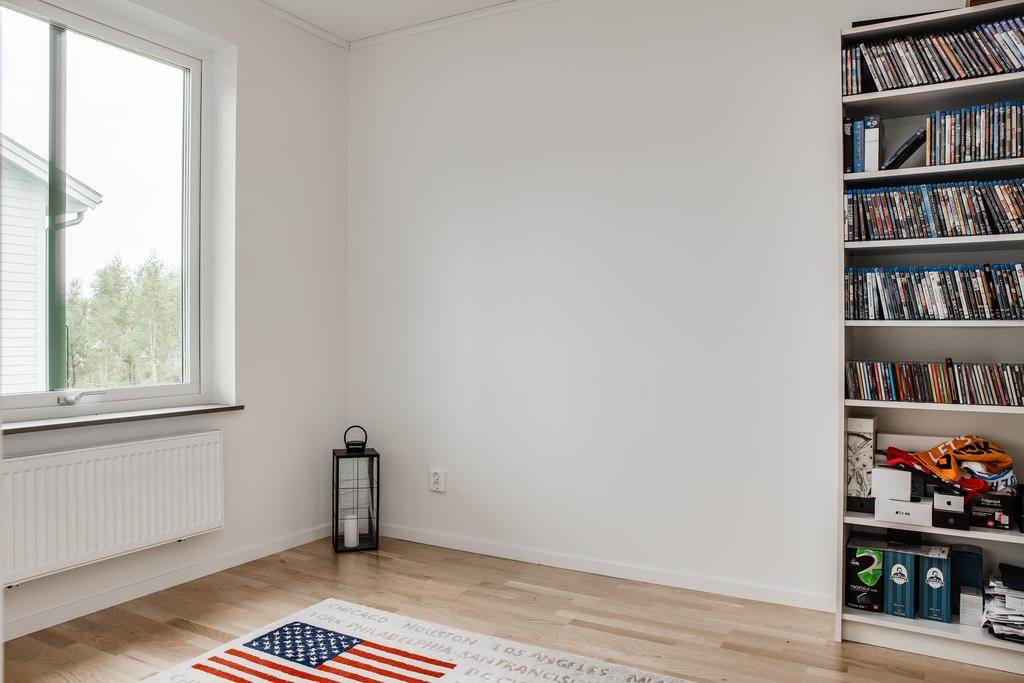 Sovrum två med fönster mot entrén