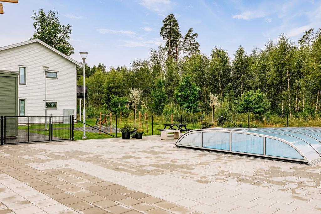 Huset i bakgrunden, nära till områdets pool.
