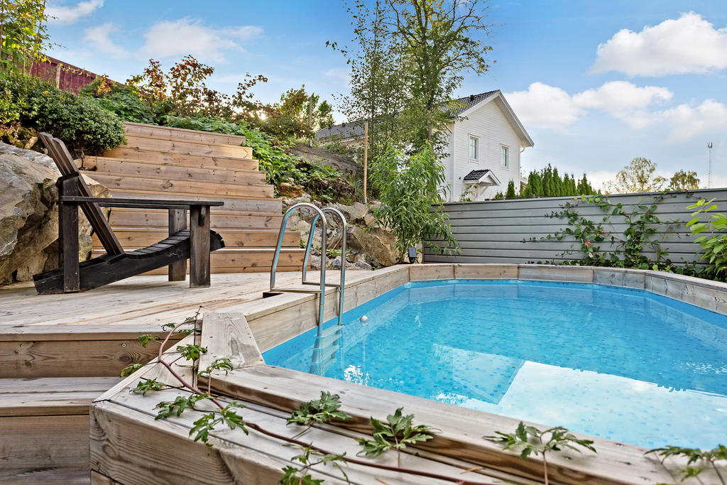 Inbyggd pool ovan mark