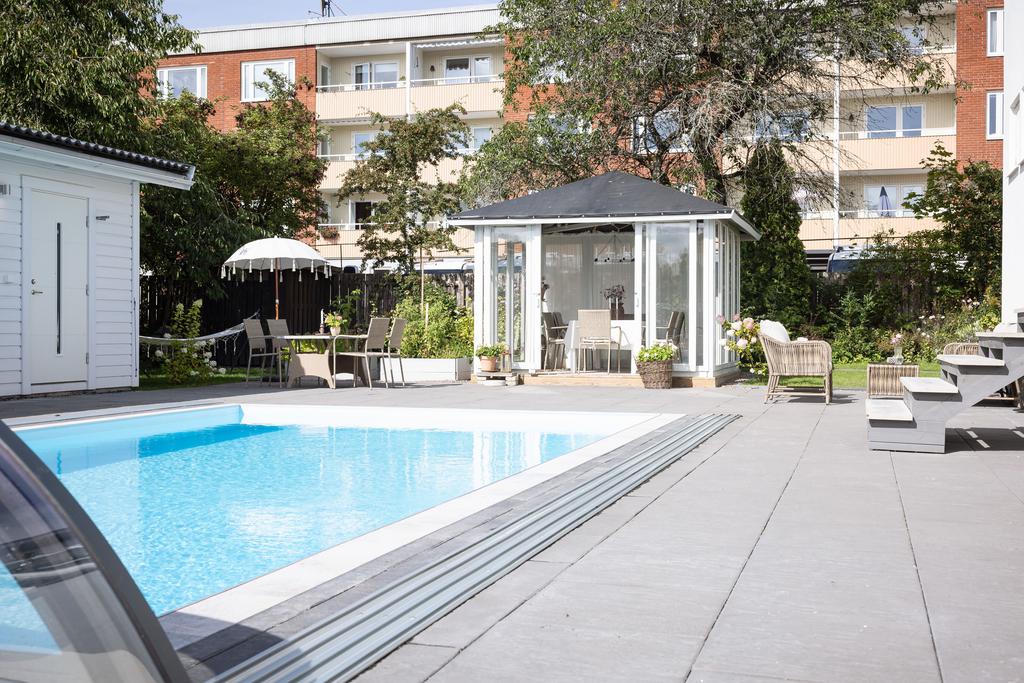 Vy över poolområdet
