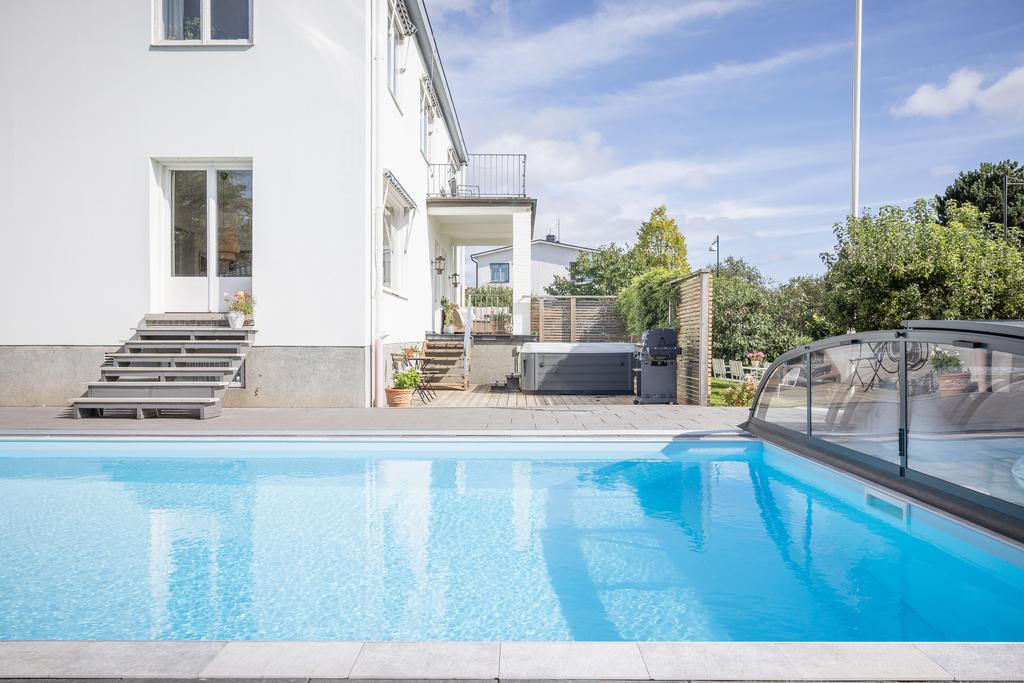 Vy över trädgården och poolen