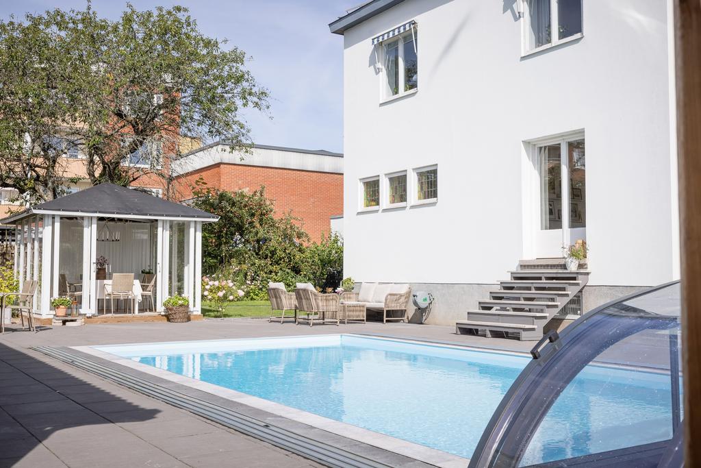 Pool intill lusthus