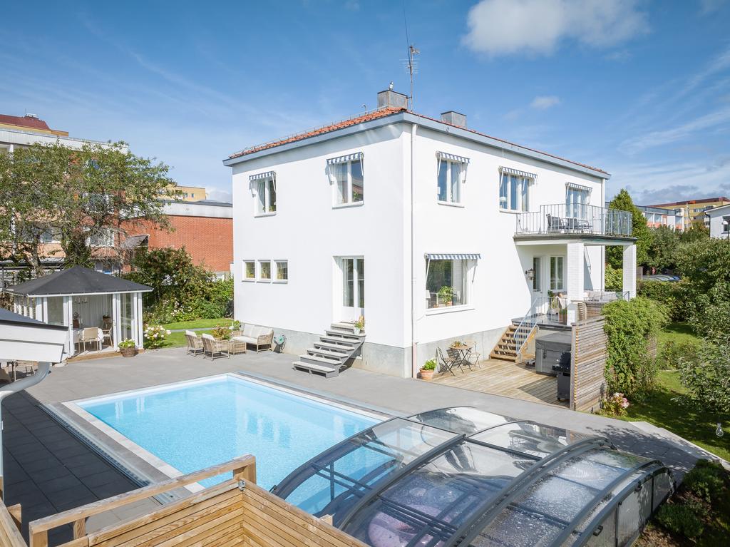 Funkisvilla med härligt poolområde