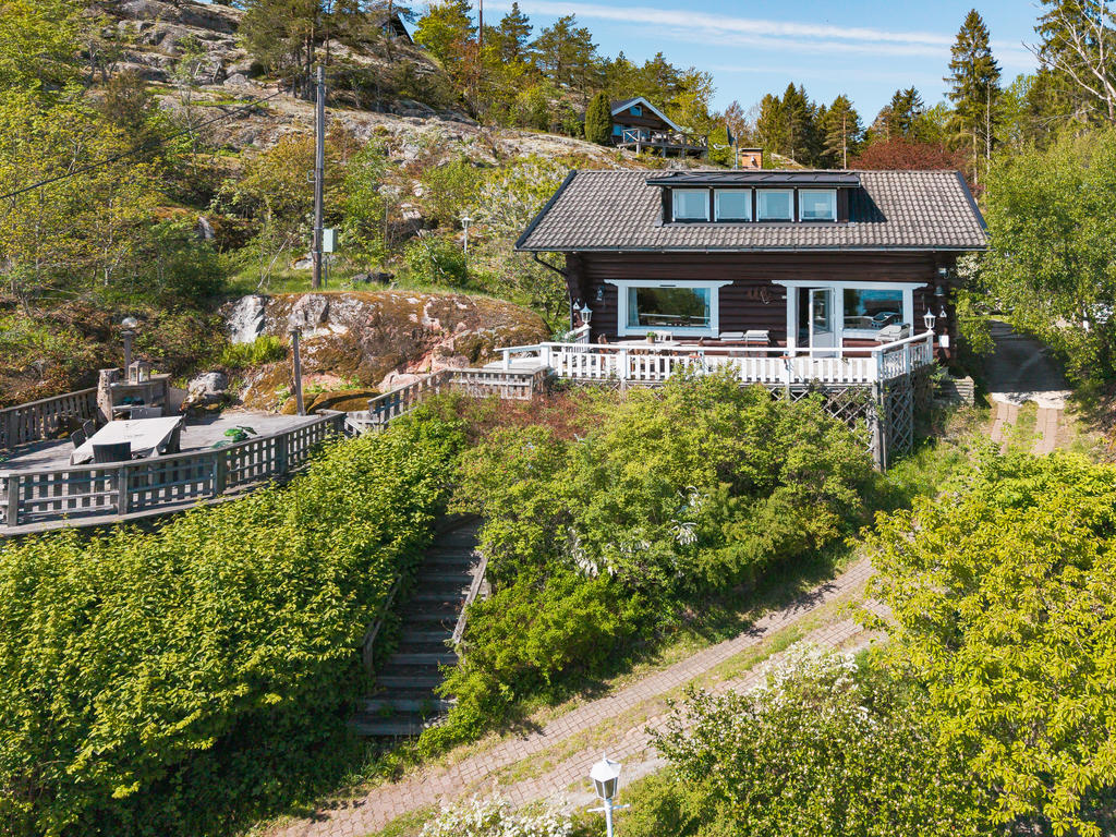 Huvudhuset med uteplats i olika nivåer.  Utsikten är otrolig!