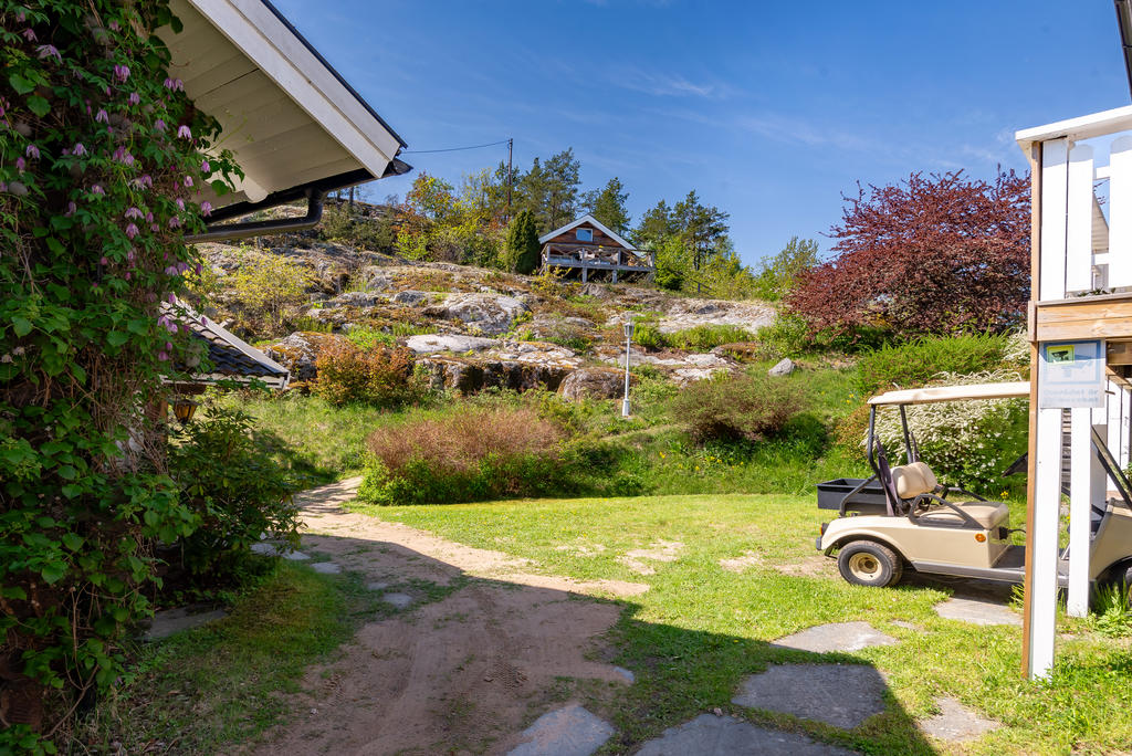 Här ser man den andra gäststugan som ligger uppe på berget