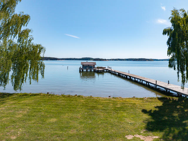Vedeldad bastu, badstege och skyddad båtplats ute på bryggan. 
