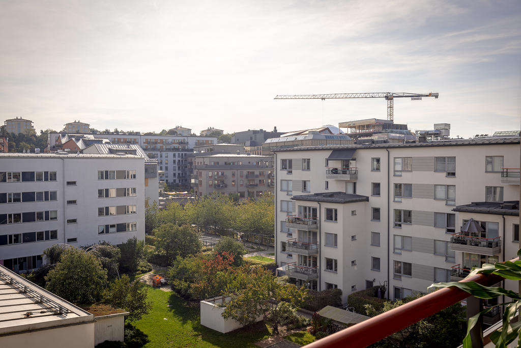 Fri vy från balkongen med långt avstånd till grannfastigheterna