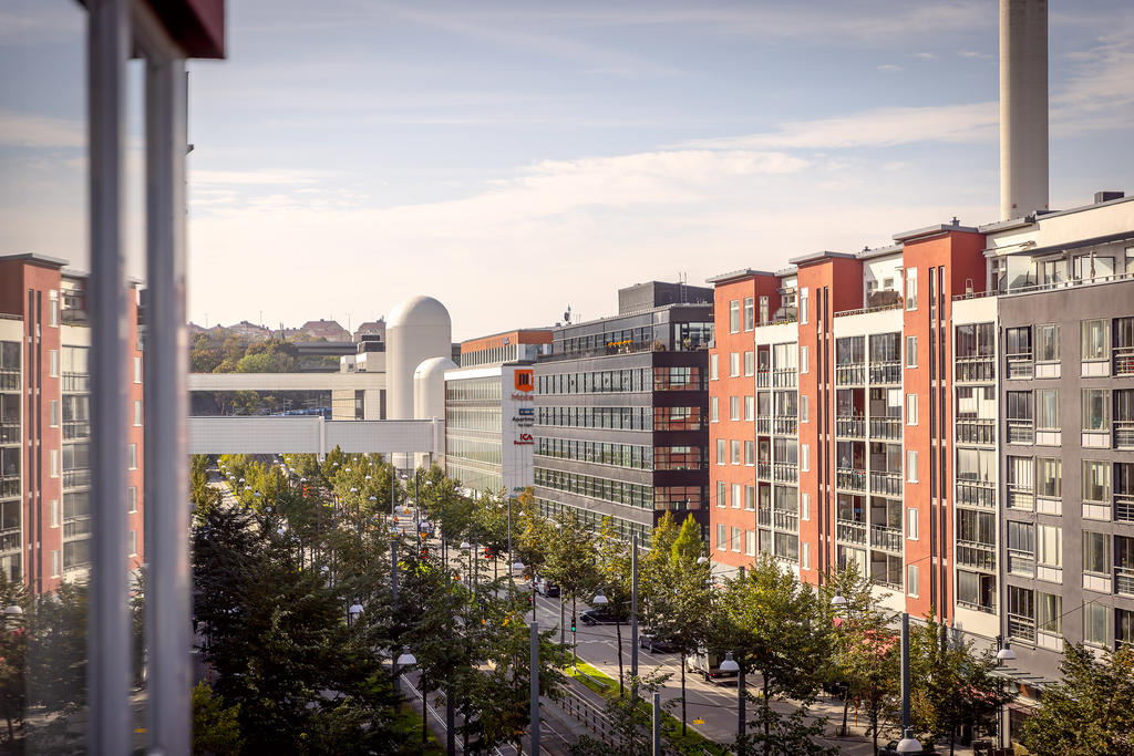 Från vardagsrum och kök har man en fin himmelskontakt och fri vy över grönskande Hammarby allé