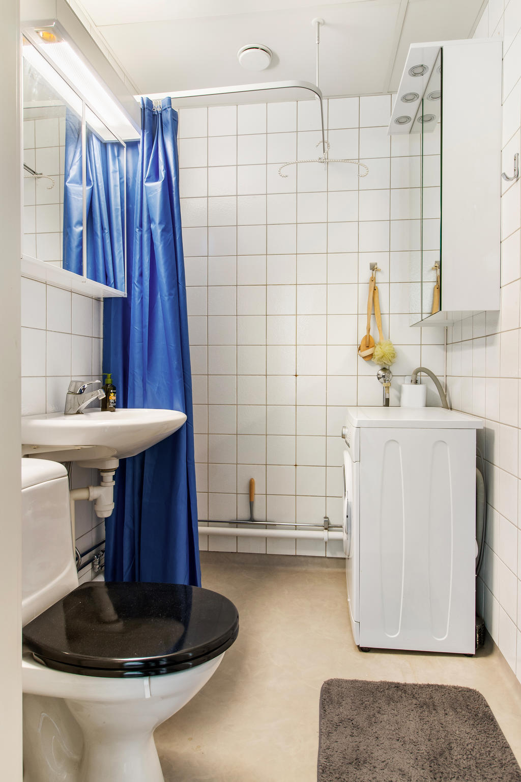Badrum med tvättmaskin