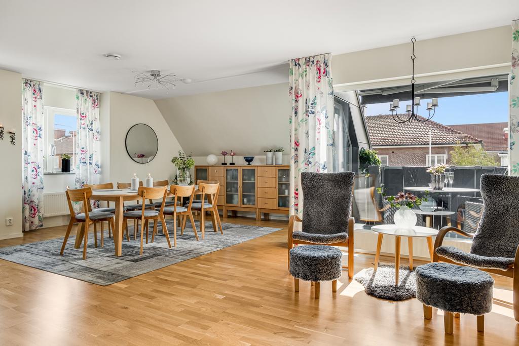 Från vardagsrummet kommer man även ut till nedervåningens balkong