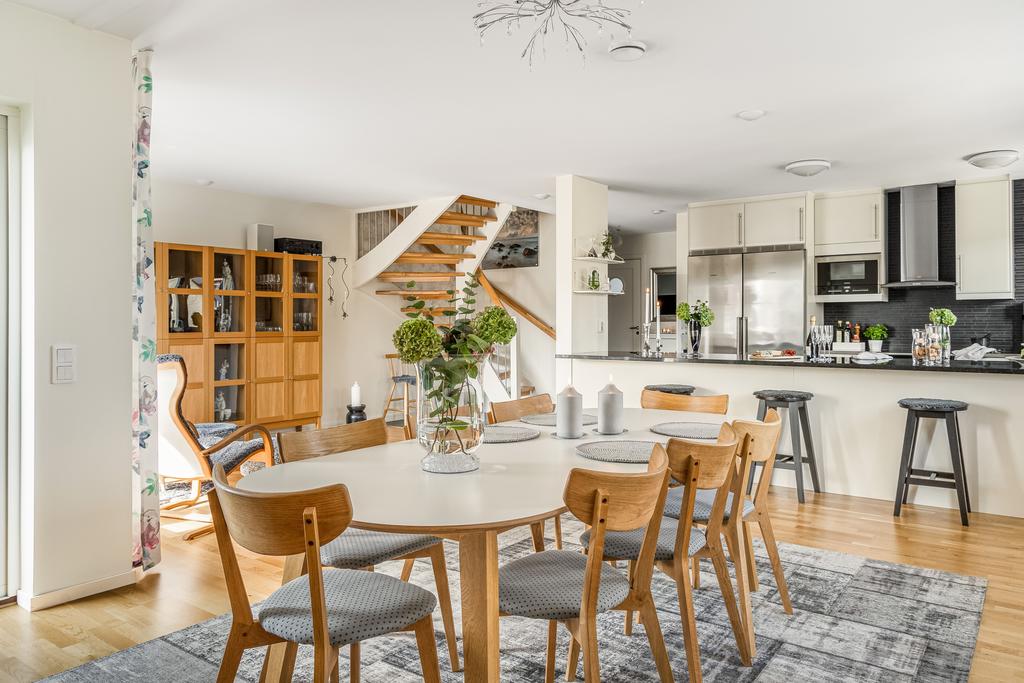 I den öppna planlösningen på entréplan ligger kök, matplats och vardagsrum 