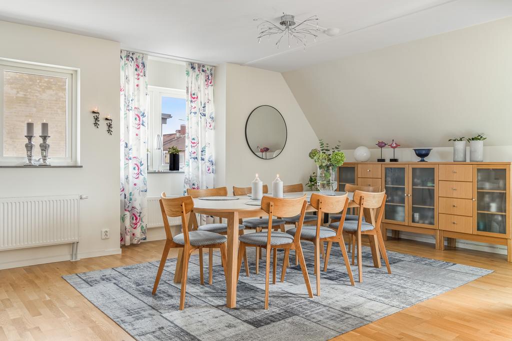 Matplatsen ligger i ett ljus och luftig del av vardagsrummet