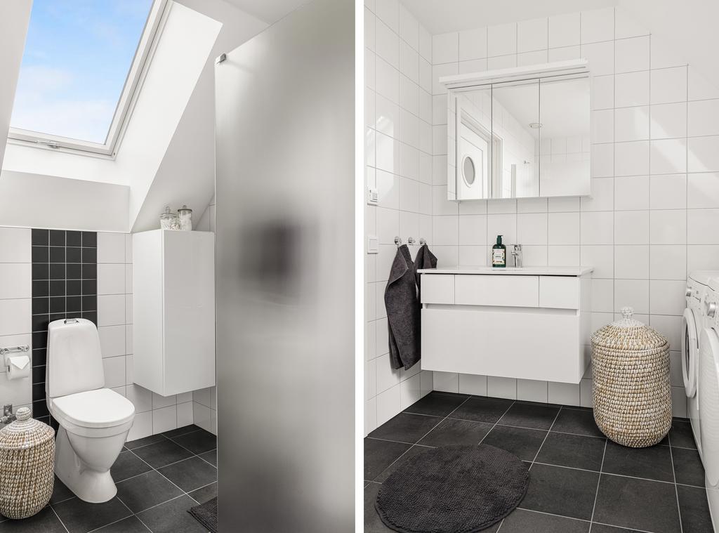 Badrum i tidslös färgsättning. Utrustat med wc, dusch, handdukstork, spegelskåp samt vit kommod med underskåpsförvaring