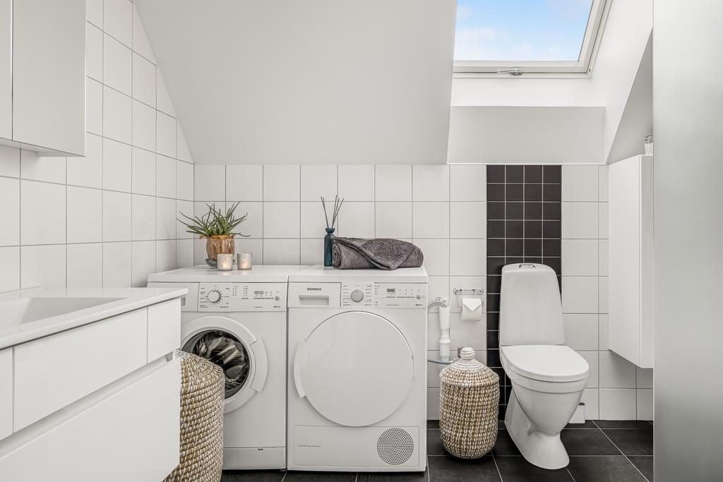 Badrummet är också utrustat med tvättmaskin och torktumlare 
