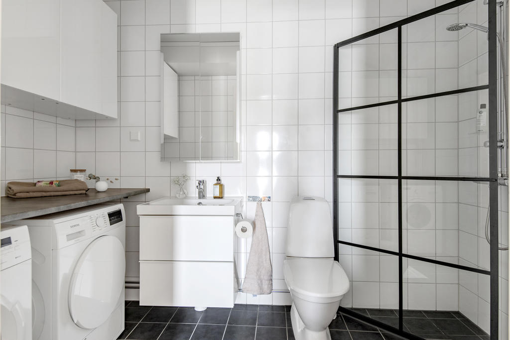 Helkaklad wc/dusch med egen tvättmaskin/torktumlare