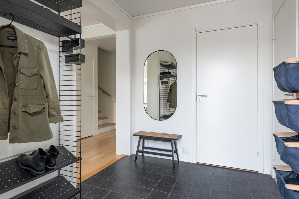Rymlig entréhall med praktiskt klinkergolv