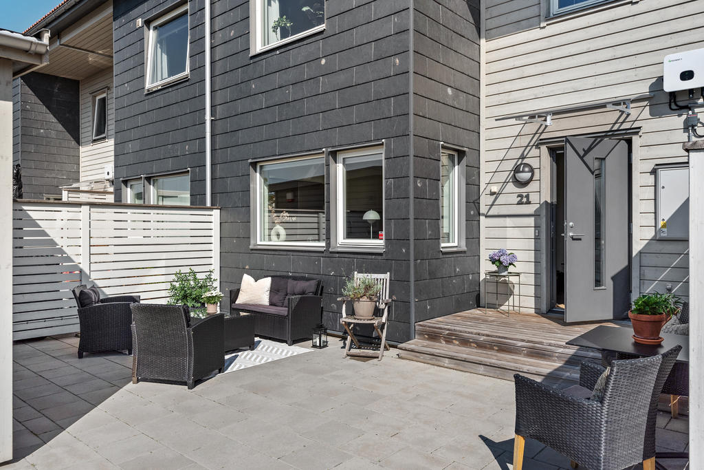 Stensatt uteplats på framsidan