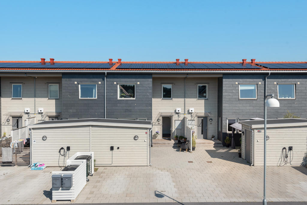 Solceller och elbilsladdare finns i hela föreningen