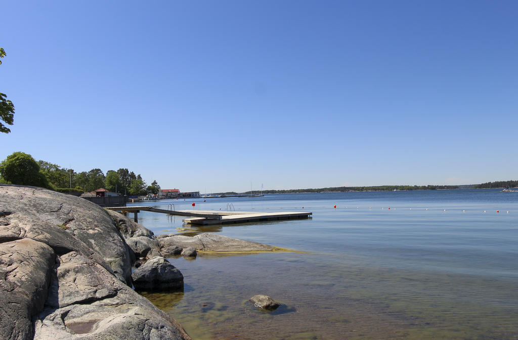 Ett stenkast bort ligger Linanäsbadet