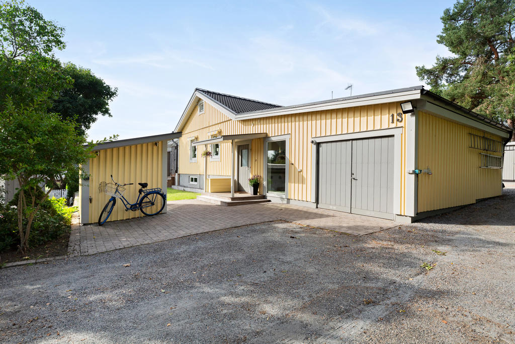 Plats för flera bilar på uppfarten och garage i huset