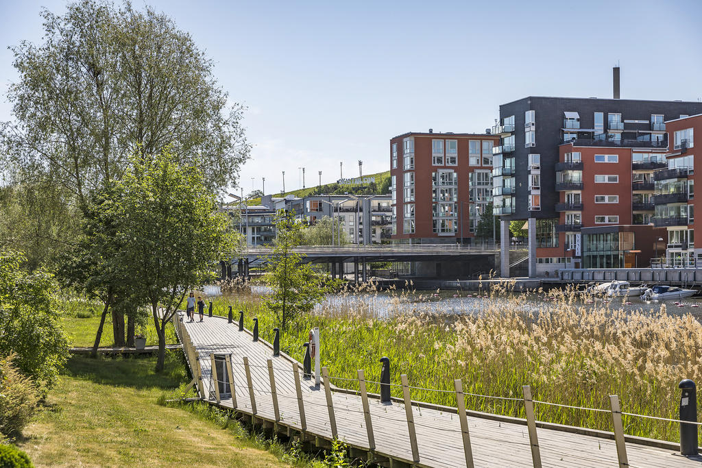 Fina promenadstråk längs vattnet