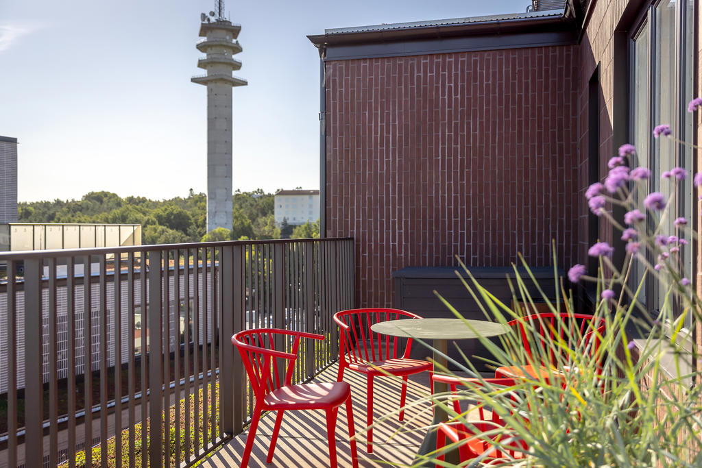 Högst upp i huset på Heliosgatan 10b nås en av föreningens takterrasser.