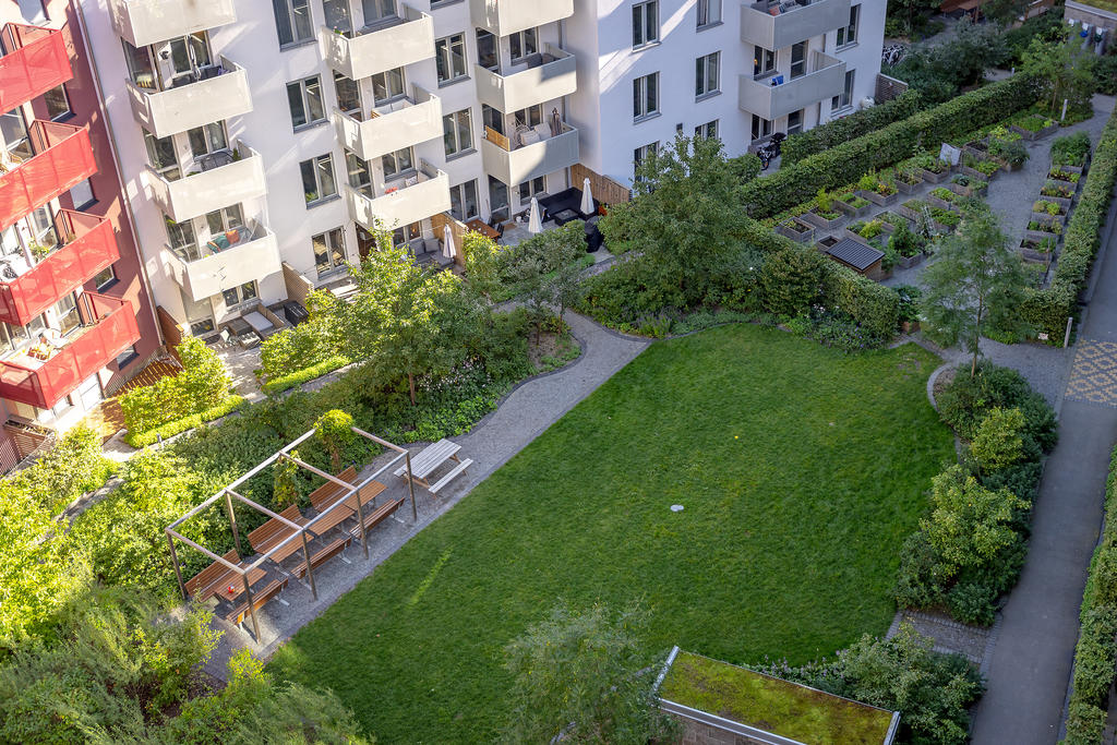 Föreningens gård med barnvänliga gräsytor för lek och spring samt utemöbler för trevligt häng.
Här finns dessutom kolonilotter för den som vill odla