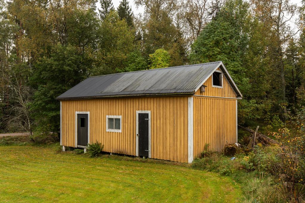 Vedbod och förråd