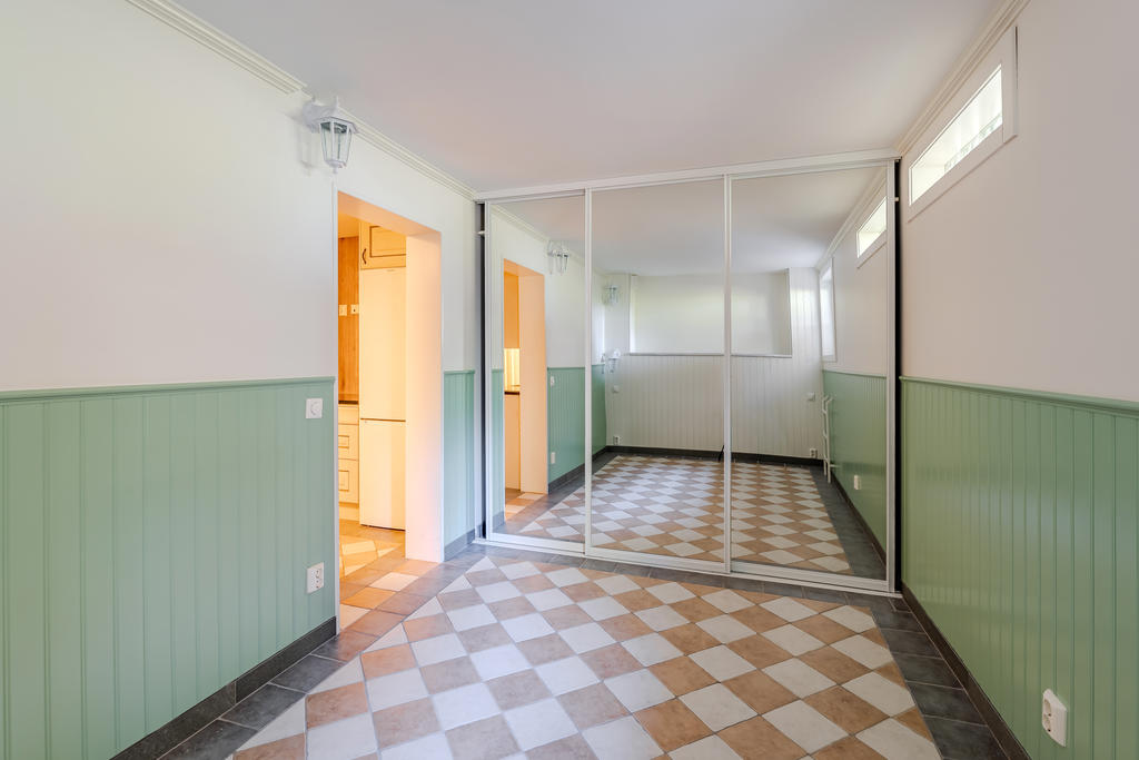 Rum med fönster mot gården
