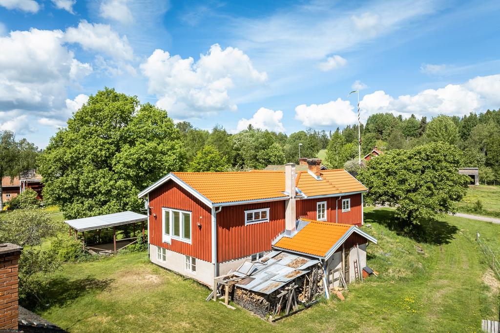 Bostadshuset har fått ett nytt yttertak