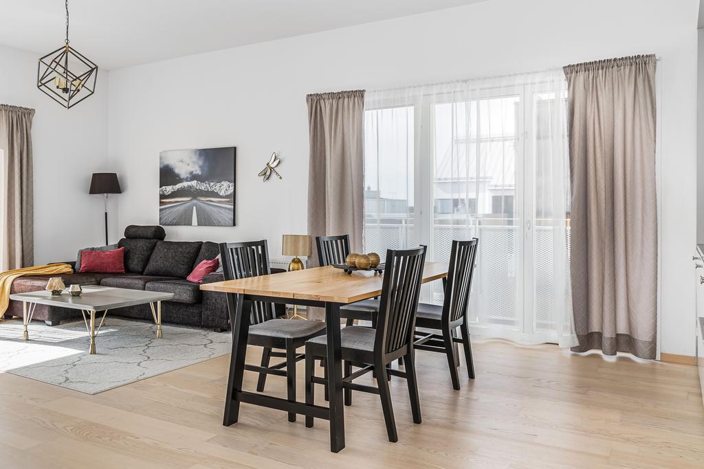 Vardagsrum med plats för soffa och matsalsbord