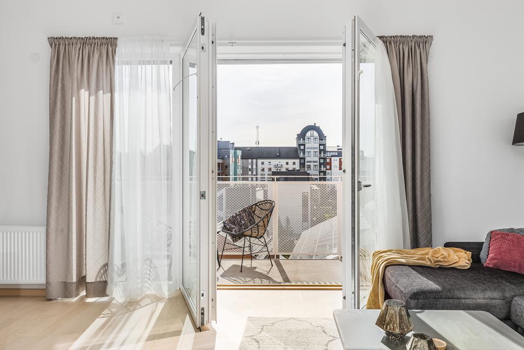Utgång via två dubbeldörrar till balkongen
