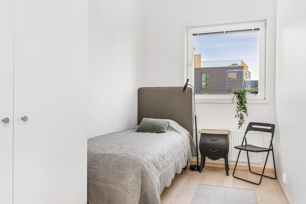 Sovrum 2 med två garderober