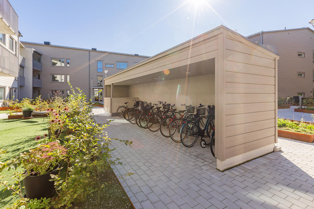 Exteriörbild, cykelparkering under tak.