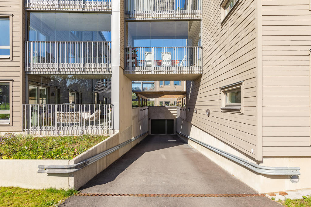 Exteriörbild, nedfart till garage.