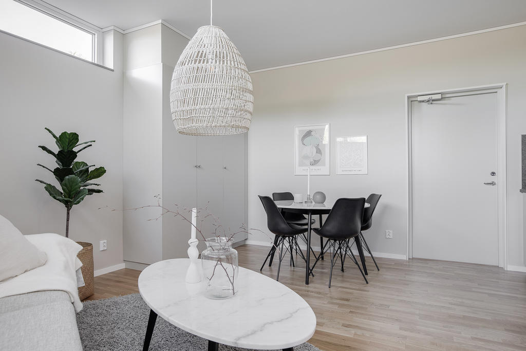 Övernattningslägenhet med litet sovrum, pentry och wc.