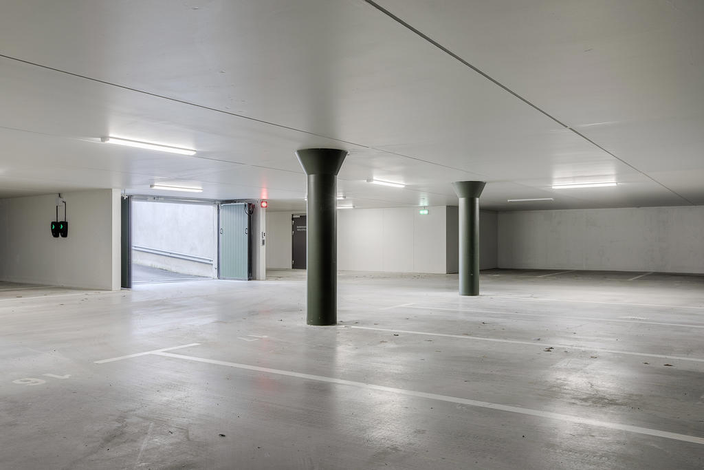 Garage under husen.