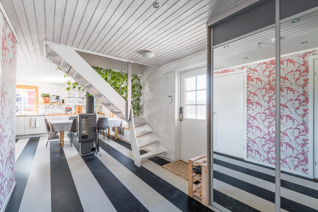 Hall mot kök med dörr ut till terrassen