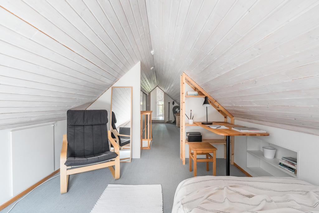 Sovrum 4 med eget loft och skjutdörrsgarderober