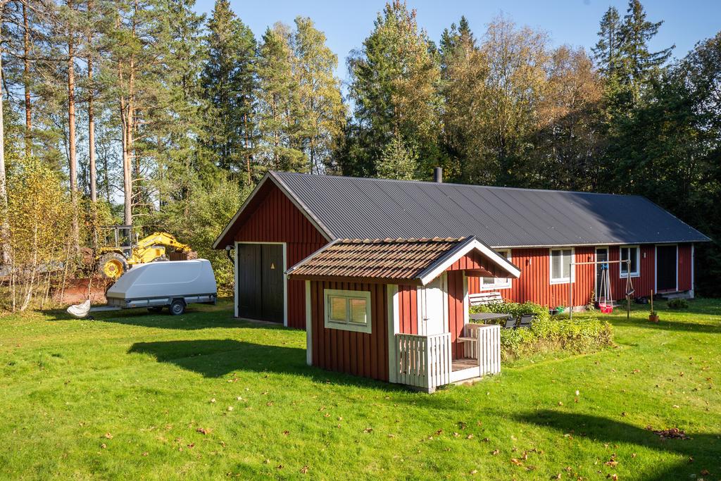 LEKSTUGA SAMT FÖRRÅDSBYGGNAD MED GARAGE