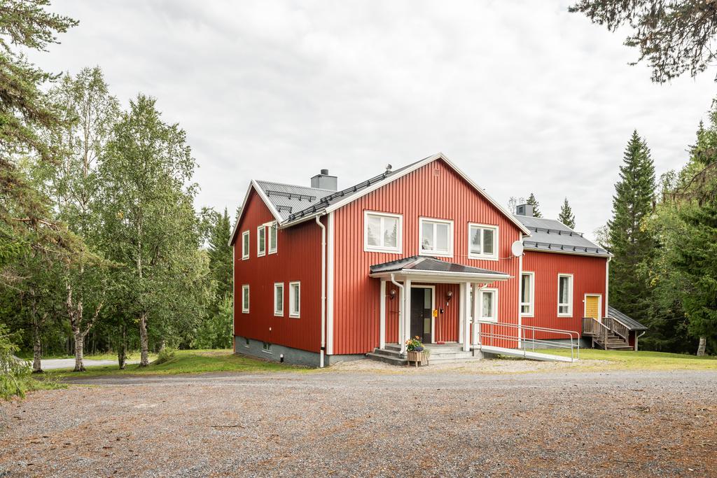 Entré till kapphall och anslutning till kök mm. Samlingsalen är i vinkeln. På övre plan finns lägenhet och allmänna ytor.