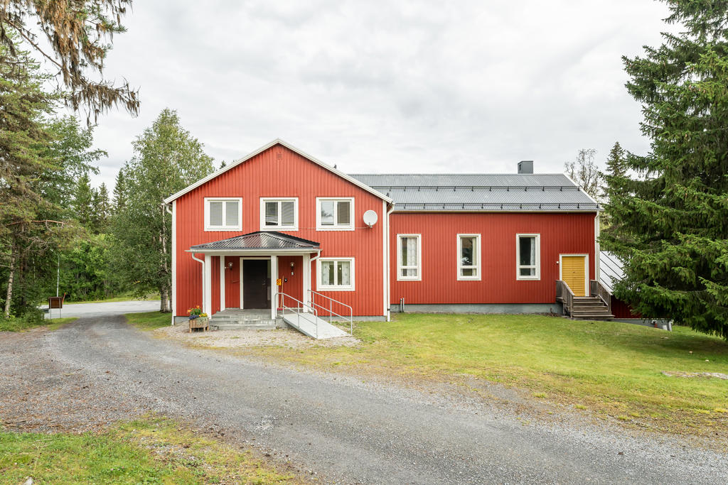 Plåttak, nymålade fönster, entré till scenen. Fönstren på övre plan tillhör lägenheten.