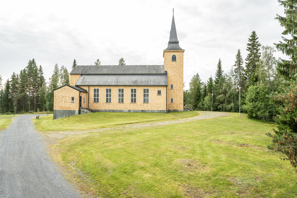 Den vackra kyrkan ligger alldeles intill