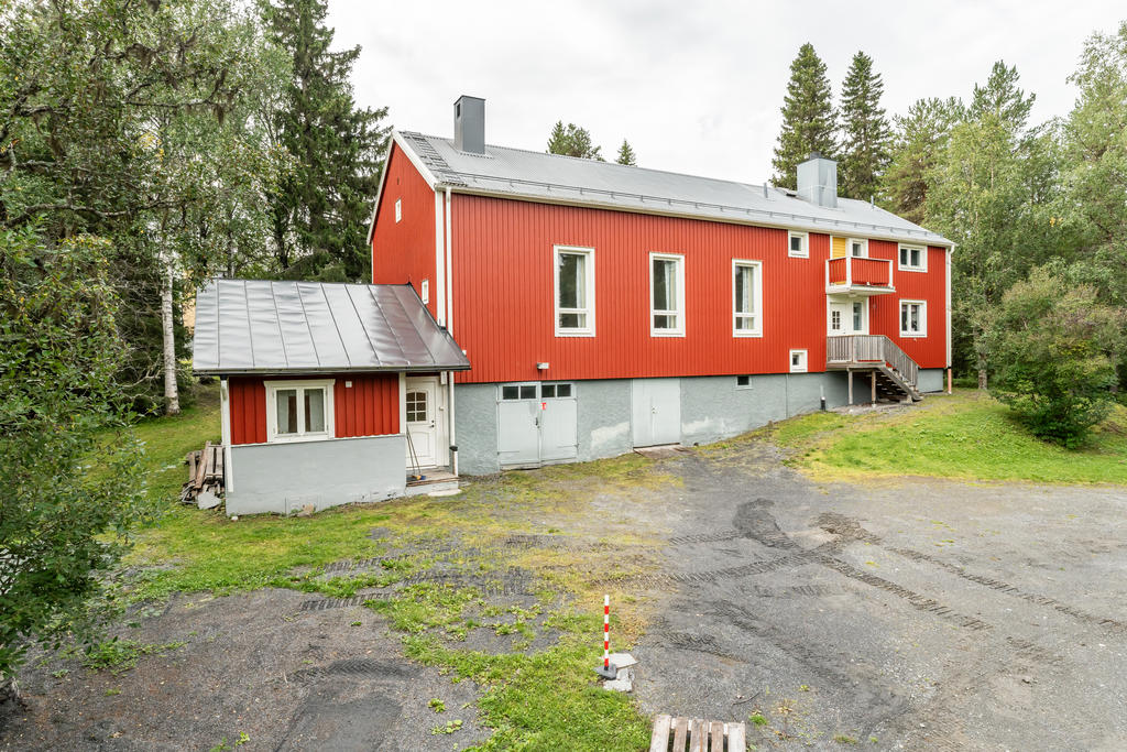 I anslutning till huset finns en tillbyggd del med omklädningsrum och fikarum. I det stora husets källare finns garage, flera förråd, tvättstuga.