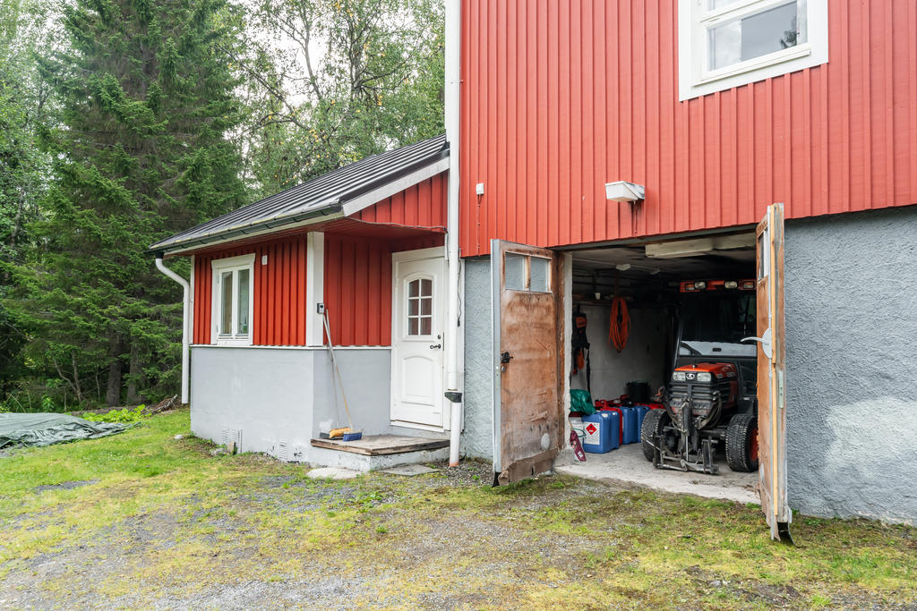 Inkommande vatten, uppvärmning, elanslutning mm finns i källaren.