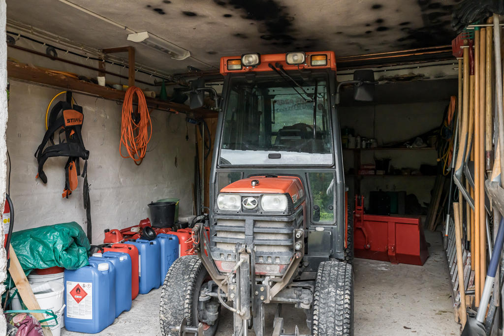 Plats för traktor i garaget under huset.