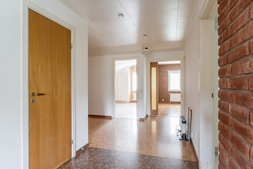 Välkommen till en rymlig lägenhet. 